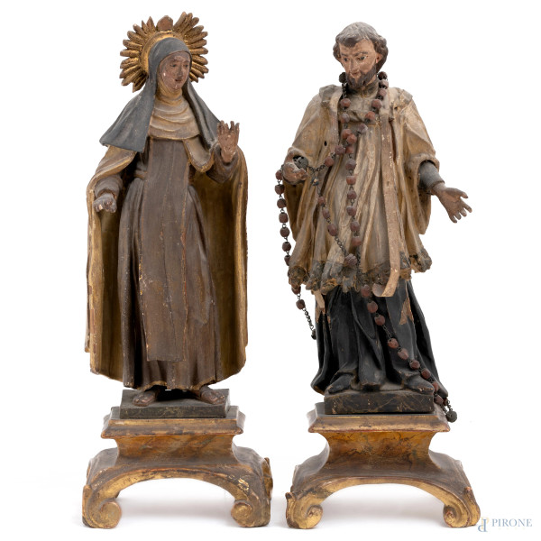 Coppia di sculture in legno intagliato e dipinto raffiguranti Vergine e San Giuseppe, XIX secolo, altezza massima cm 36,5, (segni di usura, scalfiture, rotture, mancanze, difetti)