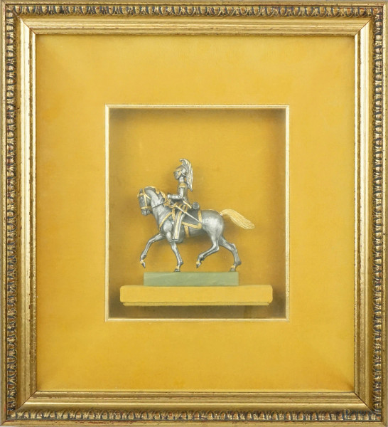 Ufficiale reale piemontese a cavallo, in metallo argentato e dorato, cm 10,5x7x4, XX secolo, entro teca, ingombro tot. cm 8,5x31x28,5.