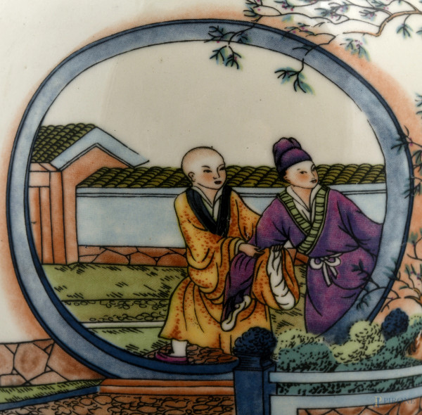 Vaso decorato con scene di genere. Cina, XX secolo, altezza cm 26