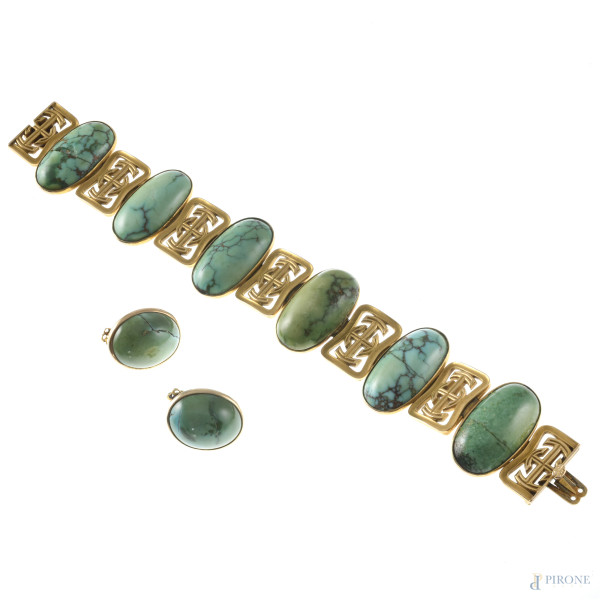 Parure composta da bracciale e paio di orecchini in oro 14 kt e turchesi, lunghezza cm 17,5, peso complessivo lordo gr 52 (segni di usura, difetti, rotture)