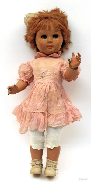 Bambola in resina, anni &#39;30/40, H 58 cm, rottura del dito.