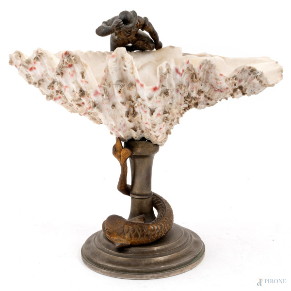 Conchiglia montata su base in metallo con inserti removibili di scultura raffigurante pesci e pescatore, XX secolo, altezza cm 18, (segni di usura)