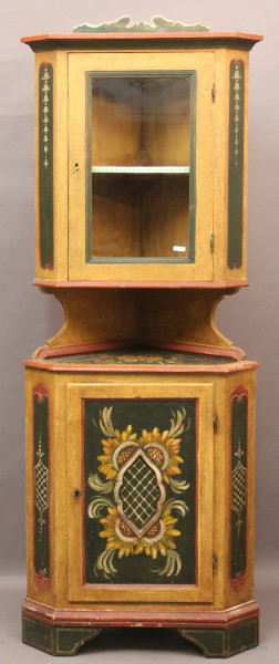 Angoliera a due sportelli in legno laccato e dipinto , cm 197 x 75 x 54.
