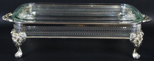 Pirofila biansata in metallo argentato di forma rettangolare, con perimetro a ringhiera e piedini mossi, completa di vasca in vetro, XX secolo, 11,5x24x47 cm