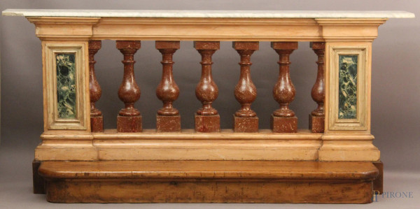 Balaustra in legno laccato e dipinto a finto marmo con piano in marmo, XIX sec, h. 93x205x47 cm.