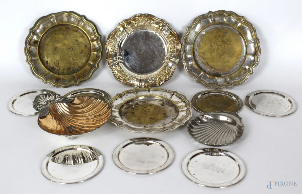Lotto di 13 oggetti in metallo argentato, diametro max cm.16
