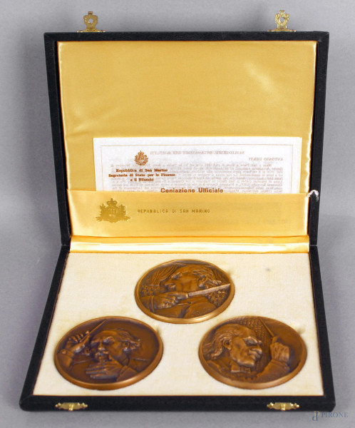 Lotto composto da tre medaglie con effige del Toscanini, diametro 7 cm, entro cornice.