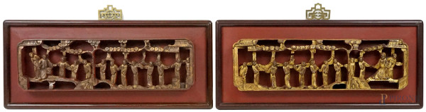 Coppia di fregi in legno intagliato, laccato e dorato raffiguranti personaggi orientali, cm 10,5x34,5, ingombro totale cm 17x41,5, arte orientale, XX secolo, (difetti).