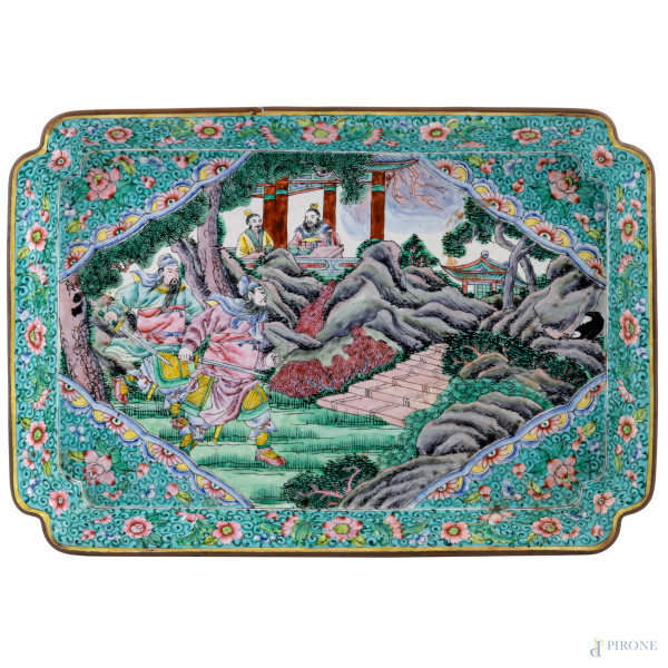 Vassoio cloisonnè in metallo dipinto con scene di genere in paesaggio. Cina, XX secolo, cm 31x21,5