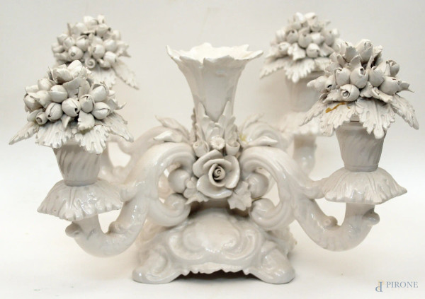 Candeliere da tavola a quattro luici in porcellana bianca, diametro 35 cm, H 18 cm.