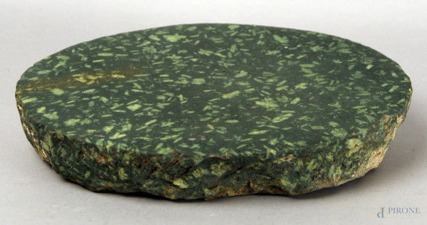Antico frammento in porfido verde di linea ovale, altezza 7x31x22 cm.