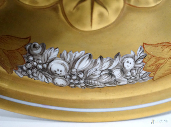 Zuppiera con coperchio in porcellana dorata con decori floreali e festoni, completa di sottopiatt...