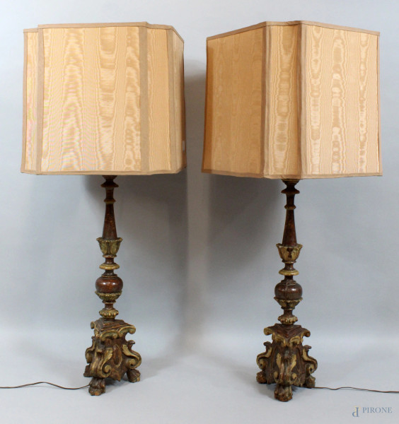 Coppia di portaceri in legno intagliato, laccato e dorato a mecca, montati a luce elettrica, altezza 102 cm, XIX secolo.