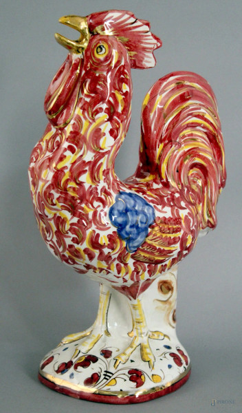 Gallo, scultura in maiolica dipinta e smaltata, altezza 32 cm.