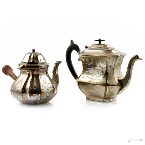 Lotto di una caffettiera e una teiera in metallo argentato con manici in legno, XX secolo, altezza massima cm 18, (segni di usura, difetti)