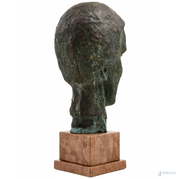 Testa di donna, XX secolo, scultura in bronzo su base in marmo, altezza cm 42, firmata e datata "...