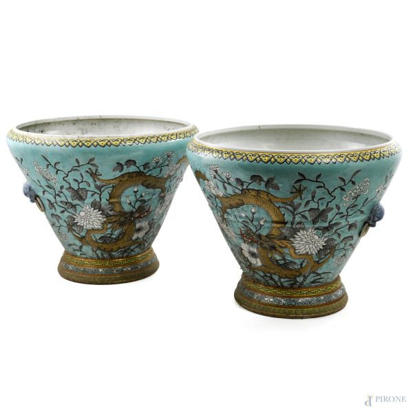 Coppia di vasi in ceramica decorati in policromia con dragoni su fondo turchese, Cina, XX secolo, cm 30x35, (segni di usura, difetti di cottura, felature, difetti)