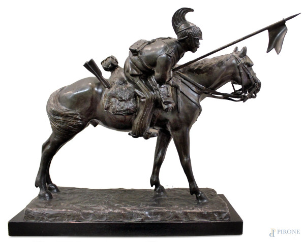 Soldato a cavallo, scultura in bronzo con base in marmo, h. 42x larg. 54 cm.