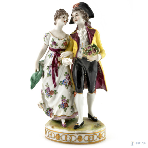 Gruppo in porcellana policroma Capodimonte raffigurante innamorati, XX secolo, altezza cm 21, (segni di usura, rotture, mancanze)