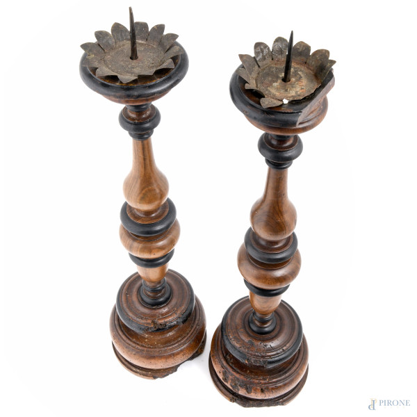 Coppia di portaceri in legno, XVIII-XIX secolo, altezza cm 61, (segni di usura, rotture, mancanze...