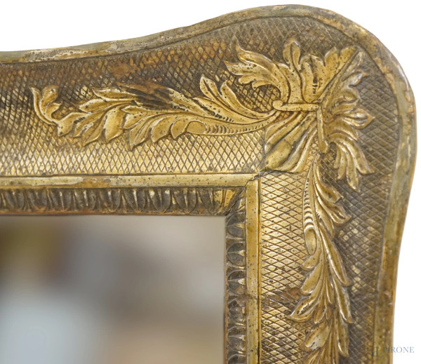 Specchiera a guantiera in legno dorato con decori a motivi vegetali, sec. XIX, cm 77x77. (Difetti...