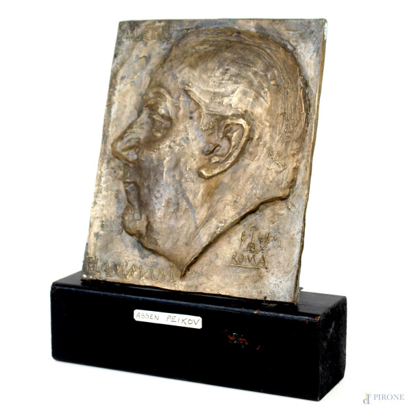 Assen Peikov - Profilo di uomo, lastra a bassorilievo in bronzo, cm 23x19,5, XX secolo.