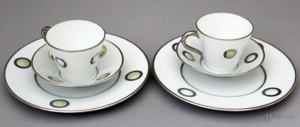 Coppia tazzine con piattini e sottopiattini in porcellana Limoges con particolari argentati, altezza 7 cm.
