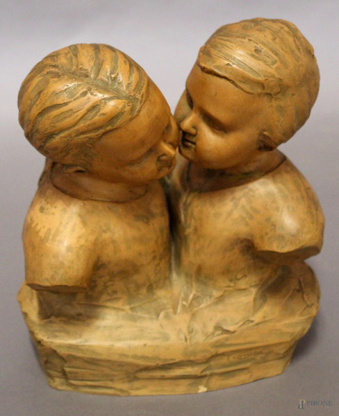 Il bacio, scultura in terracotta firmata, H 19 cm.