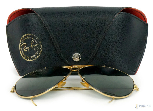 Ray-ban, occhiali da sole modello a goccia, cm 6x12x13,5, entro custodia originale, (segni di utilizzo).