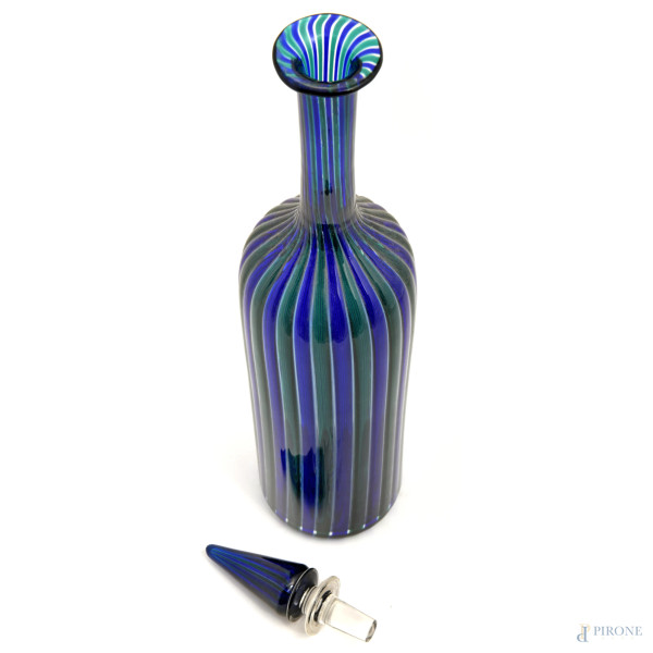 Bottiglia in vetro di Murano della serie "Morandiana" di Venini a canne nei toni del blu e del ve...