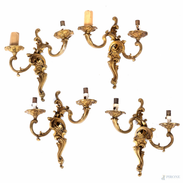 Lotto di quattro appliques in bronzo dorato e cesellato a due luci, XX secolo, cm 24x21,5x11,5(mancanze, rotture, difetti)