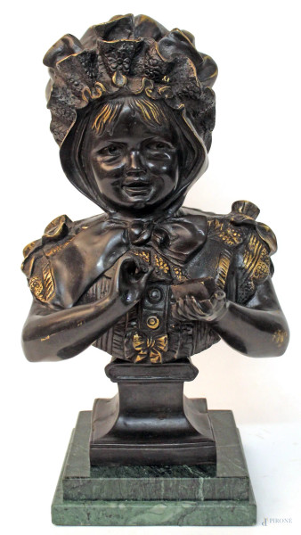 Busto di fanciulla, scultura in bronzo poggiante su base in marmo, H 38 cm.