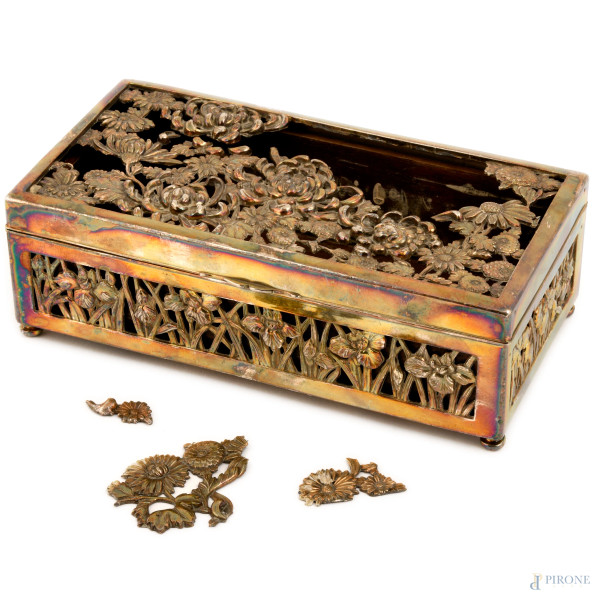 Cofanetto in metallo argentato, cm 6x18x9, (difetti e mancanze)