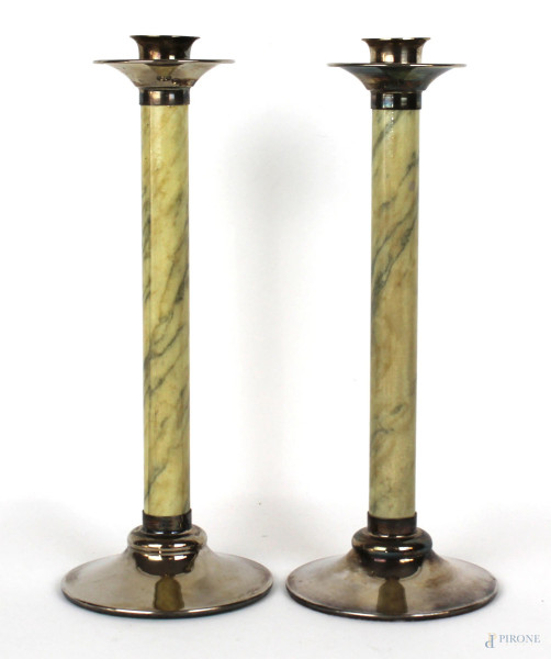 Coppia di candelieri in metallo argentato, fusto in legno decorato a finto marmo, altezza cm 29,5, XX secolo