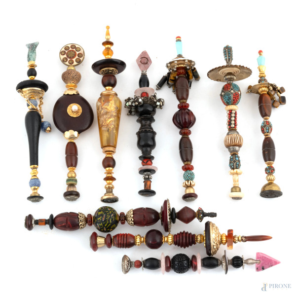 Lotto di dieci sigilli in materiali vari, XX secolo, altezza massima cm 24, (segni di usura, difetti)