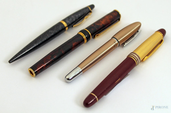 Lotto di quattro vecchie penne a biro con finiture dorate.