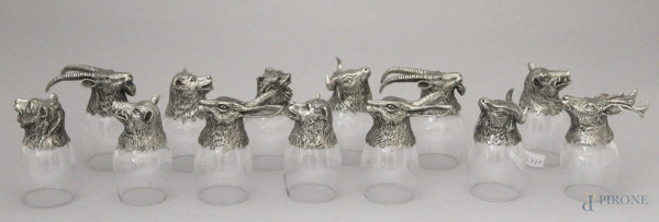 Lotto composto da tredici bicchieri in vetro con basi in metallo a forma di animali, altezza cm. 9.