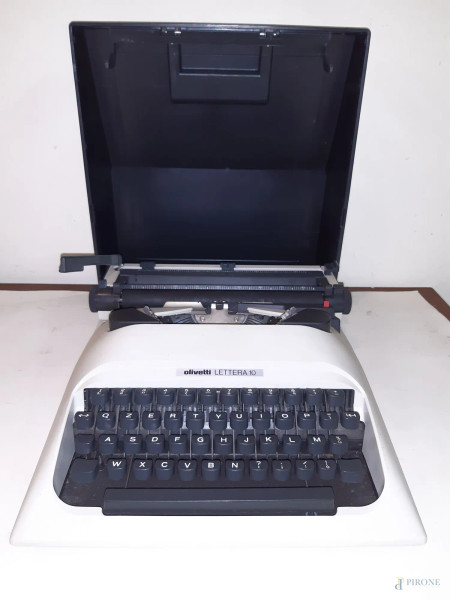 Vecchia macchina da scrivere  olivetti completa di custodia 37x12 cm.