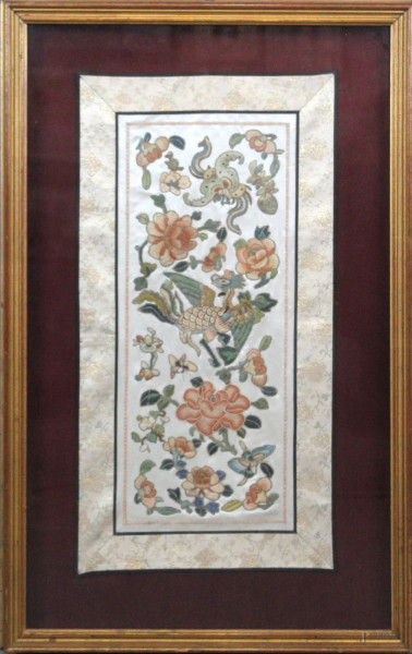 Pannello in seta ricamato con fiori e volatili, cm. 58x30, Cina, inizi XX secolo, entro cornice.