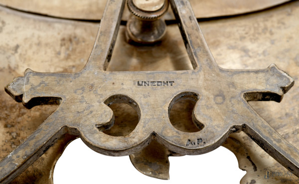 Cornicetta in argento cesellato e sbalzato a motivi vegetali e floreali, datata all'apice "3.II.1...