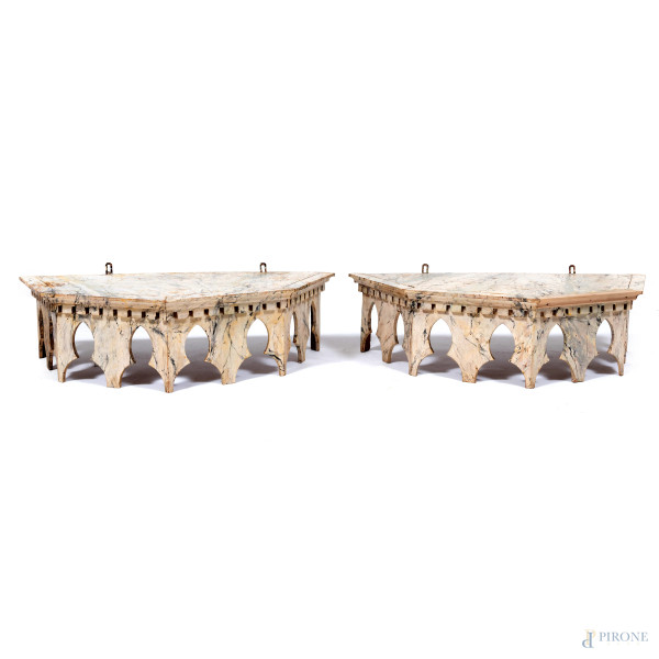 Coppia di mensole in legno intagliato e dipinte effetto marmo, XX secolo, cm 22x83x44, (segni di usura, scalfiture, rotture, fessurazioni, fori di tarlo, difetti)