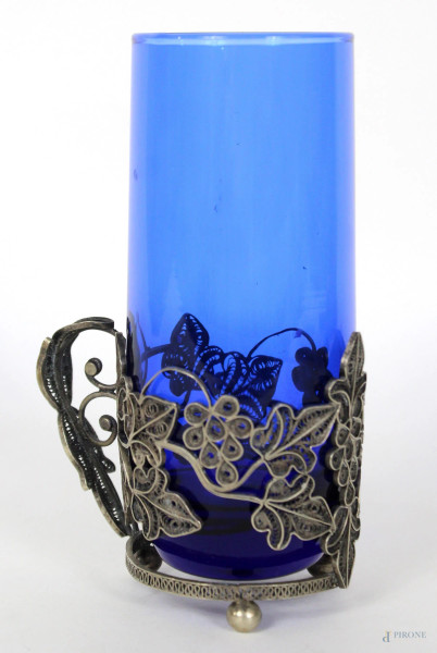 Bicchiere in vetro blu con base e manico in metallo filigranato e argentato, poggiante su piedini a sfera, altezza cm. 15,5