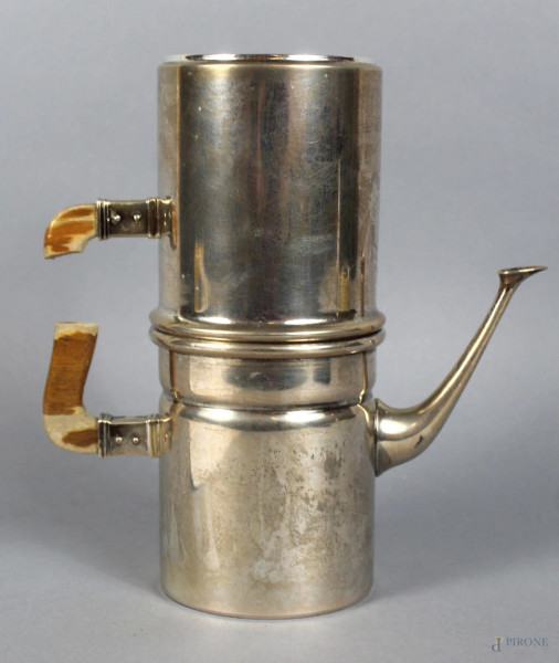 Caffettiera in argento, manico in legno, altezza 17 cm, gr. 330.