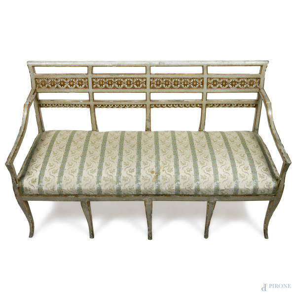 Coppia di divani Luigi XVI in legno dipinto e laccato nei toni del turchese e dell'oro con schien...