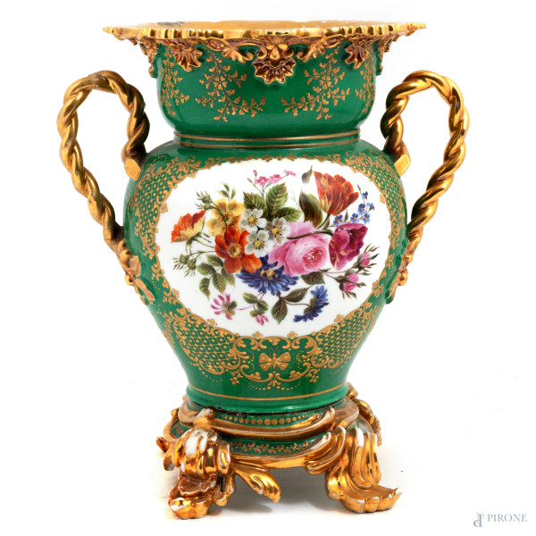 Vaso biansato in porcellana verde e oro con decoro floreale, XIX-XX secolo, altezza cm 27, (Segni di usura, cadute di smalto e di doratura, difetti)