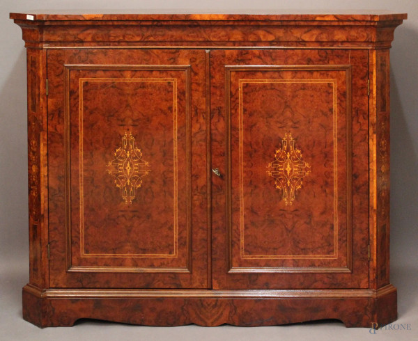 Credenza a due sportelli in noce e radica, filetti ed intarsi floreali, Arte veneta, XIX sec., cm 102 x 126 x 40.