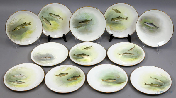 Lotto di dodici piatti in porcellana Royal Doulton per Tiffany & Co. New York, riserve con decori dipinti raffiguranti pesci, diam. cm 22,5, (difetti e restauri).