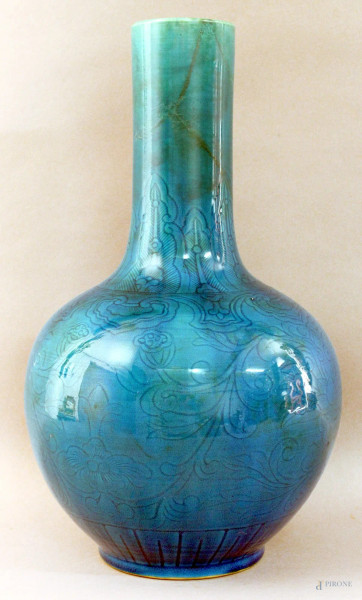 Vaso in maiolica cinese a decoro di fiori, altezza 40 cm, (restauri).