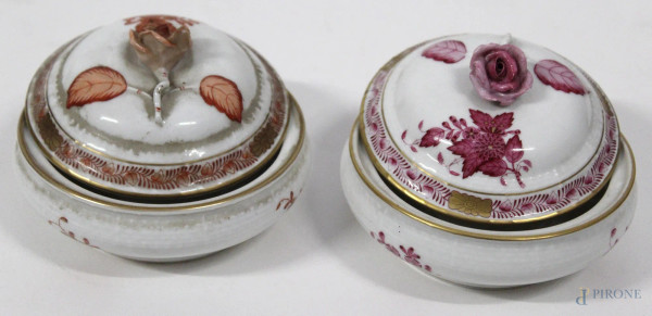 Lotto composto da due cofanetti in porcellana Herend con roselline a rilievo, H 7 cm, diametro 10 cm.