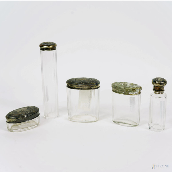 Lotto di cinque contenitori in vetro con coperchi in argento, h max cm 17